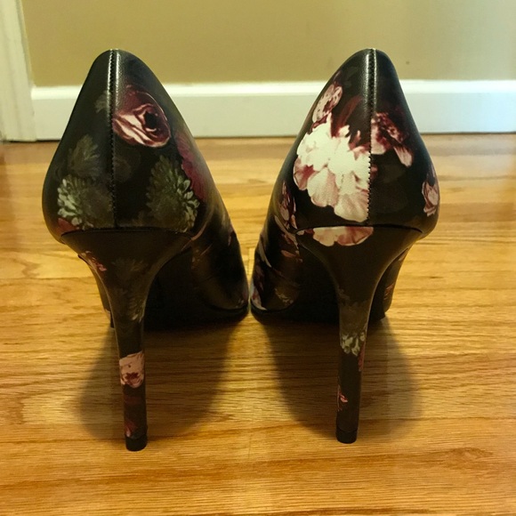 Christian Siriano Pointed Toe Pumps - Picture 4 of 5